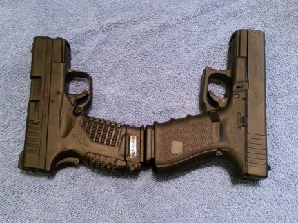 A side by side comparison of the grips on a Springfield XDs and a Glock 19.